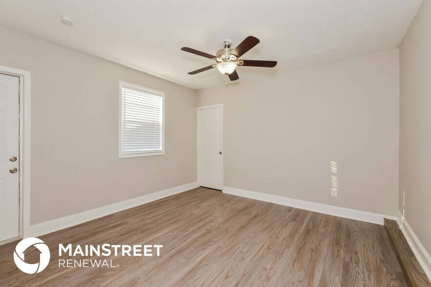 Building Photo - 2426 Pinehurst St