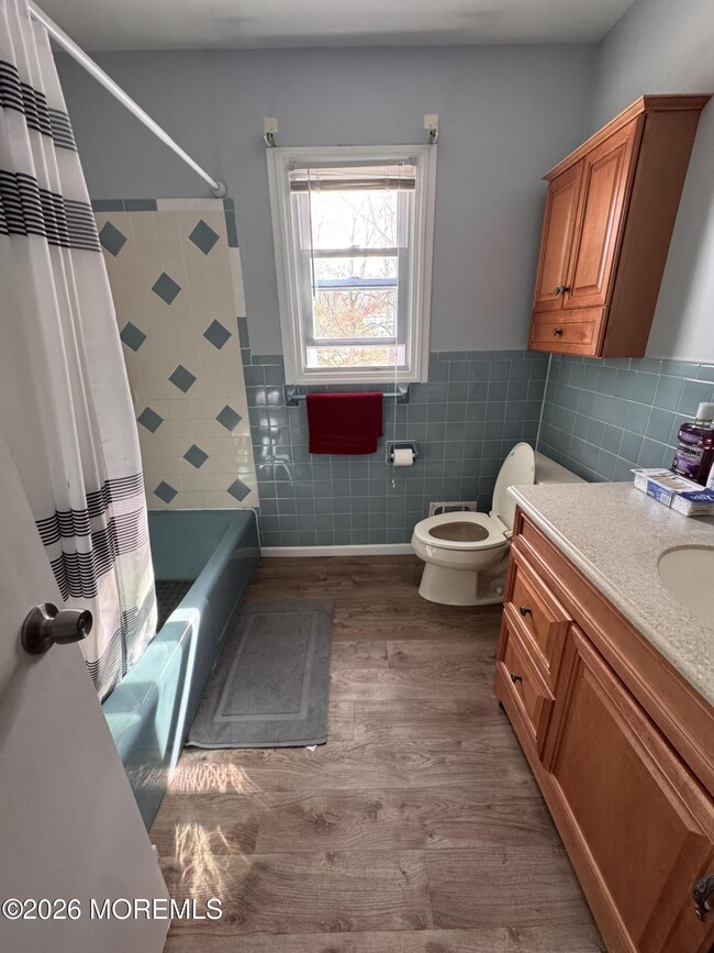 Building Photo - 422 W Lake Ave