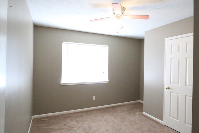 Building Photo - 10811 Burkes Garden Dr