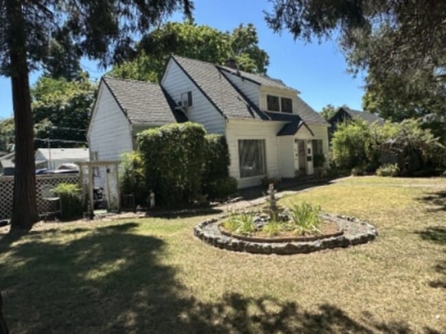 Primary Photo - 221 NE A St