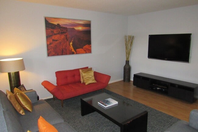 Building Photo - Beautiful 3 Bed/2.5 Bath Townhome