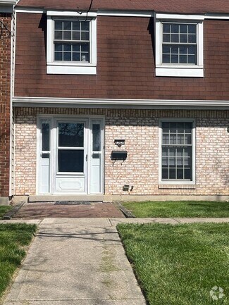 Building Photo - 3 bedroom Condo - Includes resident only c...