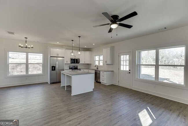 Building Photo - 585 Clayton St