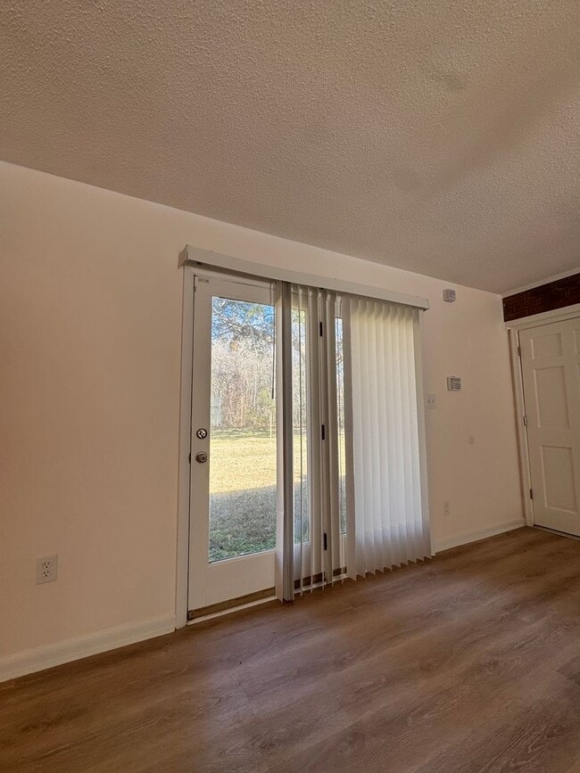 Building Photo - 3 BED | 2 BATH | TWO CAR GARAGE | LARGE FRONT AND BACK YARDS | AVAILABLE NOW