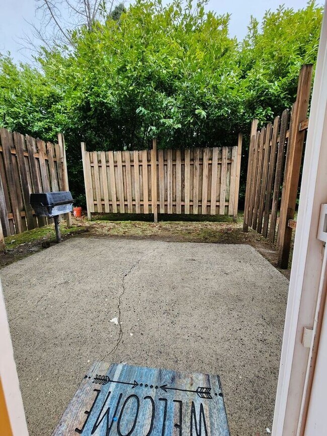 Building Photo - Fully FURNISHED OR UNFURNISHED 2 Bedroom 1...