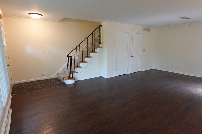 Building Photo - 419 Greenleaf Ave