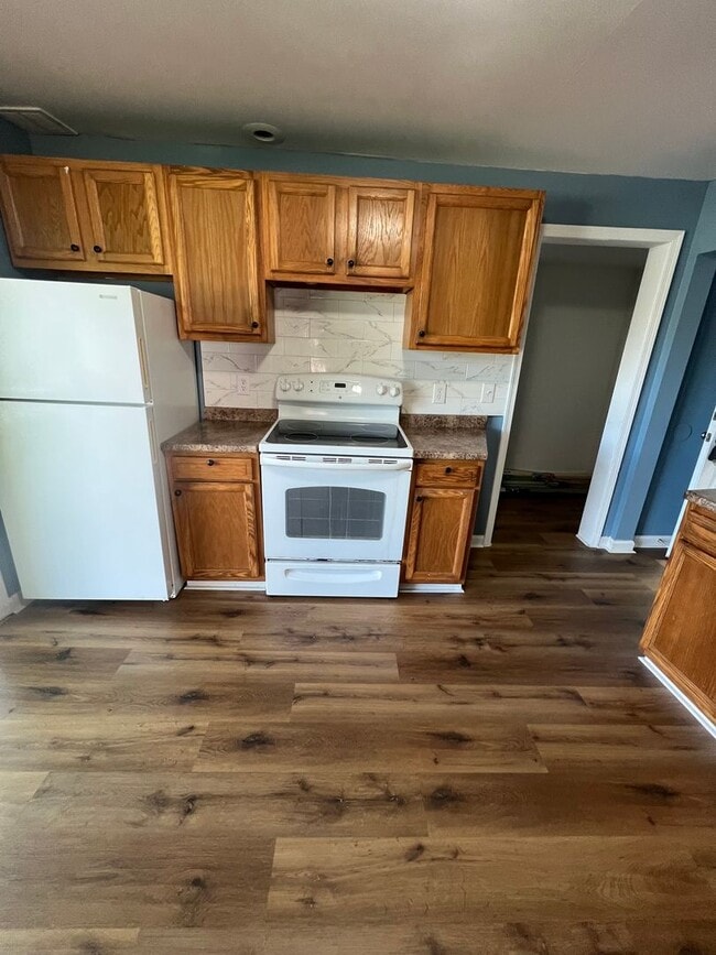 Building Photo - Newly Renovated 2 Bed/1 Bath Single Family...