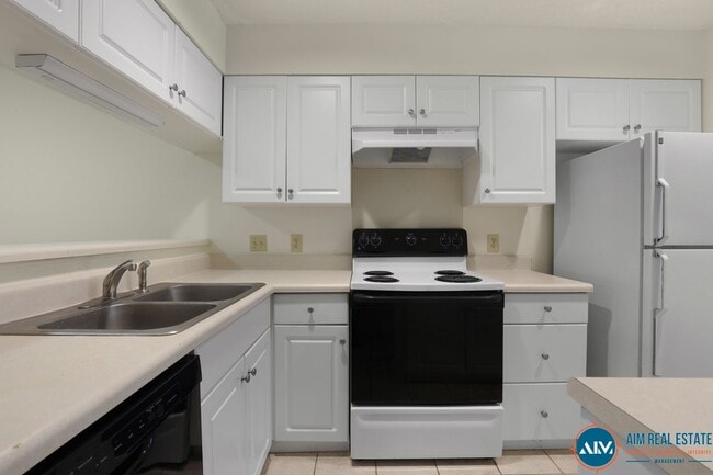 Building Photo - Updated Wyndemere Condo at Yacht Cove – Fr...