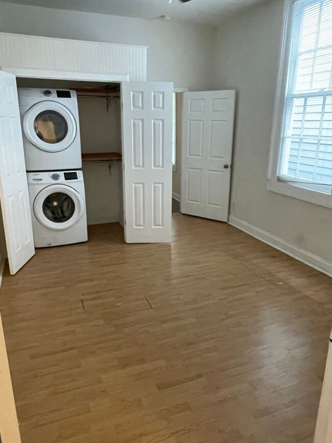 Building Photo - 2BD/1BA Shotgun in MidCity, with Backyard!