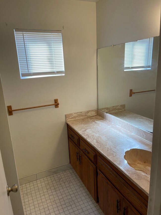 Building Photo - Large 3 Bedroom, 2 Bath Home on NE