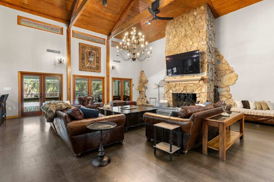 Building Photo - 926 Riverhills Dr