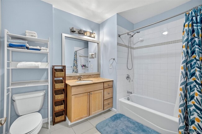 Building Photo - 543 Main St