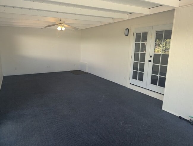 Building Photo - Single Story Home 4 bedroom + Enclosed pat...