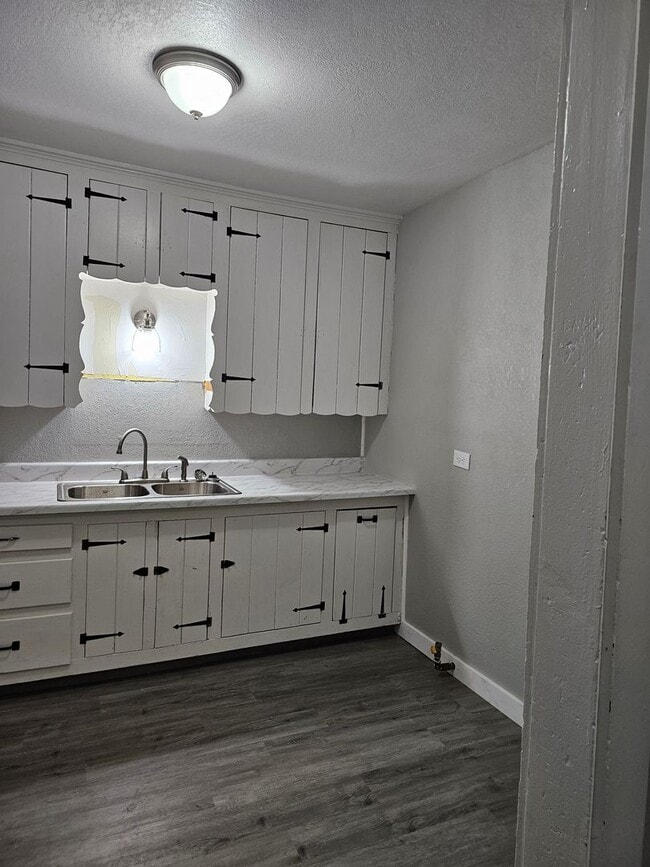 Building Photo - 1 Bedroom home for rent now!