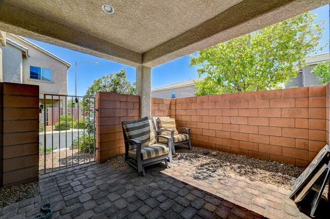 Building Photo - Adorable three bedroom in incredible SW location! Solar panels!