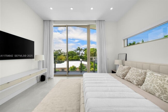 Building Photo - 1201 W 47th St