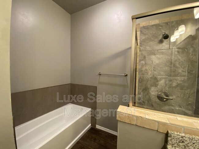 Building Photo - 7804 Meadow Lake Dr