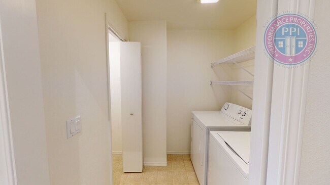 Building Photo - Updated Townhome with Detached Garage! Close to Shops & Restaurants