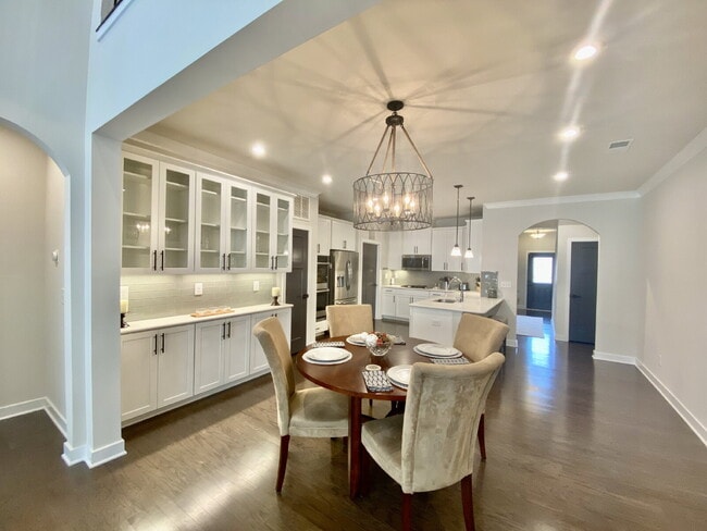 Building Photo - GORGEOUS TOWNHOME IN SOUTH PARK