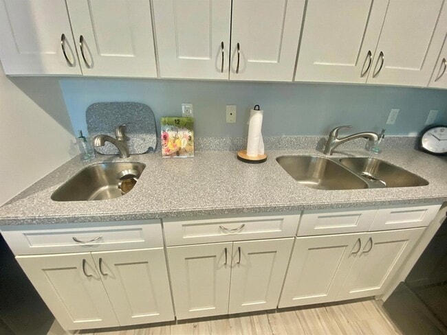 Primary Photo - 39 Easthampton B