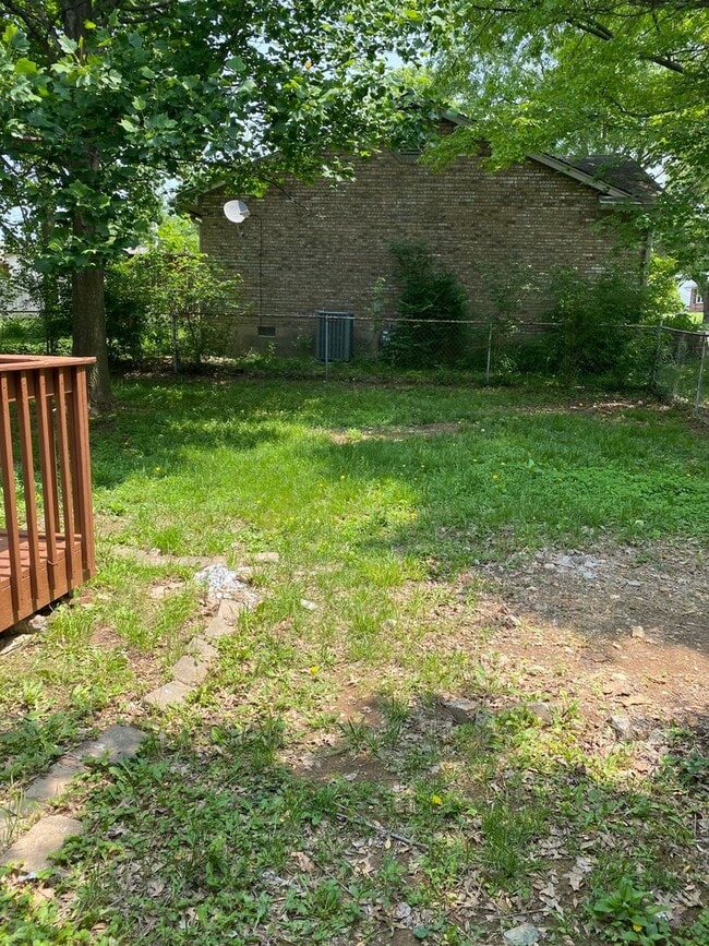 Building Photo - Nice 3 BR, 2 Bath Home! HW & Carpet Floors, Attached Garage, Fenced Backyard, Pets Ok!