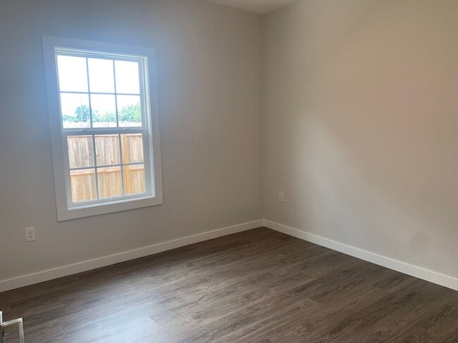 Building Photo - Beautiful Two Bedroom Duplex in Gastonia!
