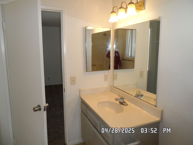 Building Photo - 3 Bedrooms, 2 Bathroom, Large Fully Fenced...