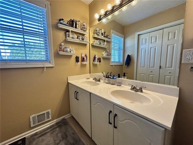 Building Photo - 5472 Riverchase Dr