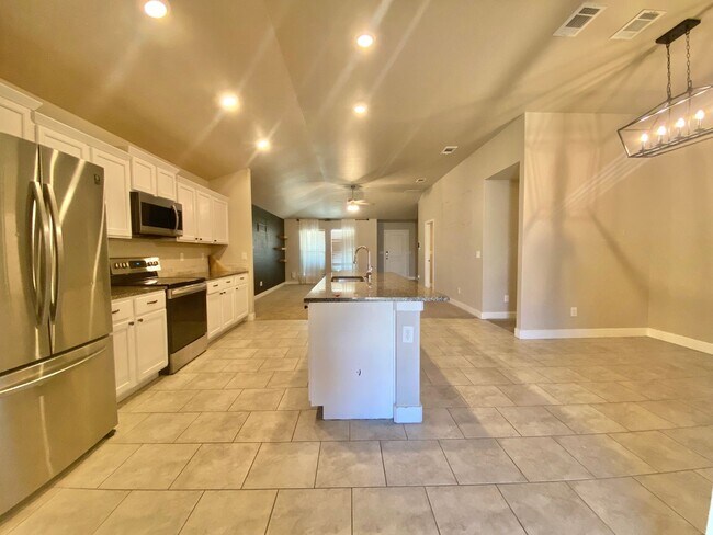 Building Photo - Newer 3 bed 2 bath near Frenship Upland He...