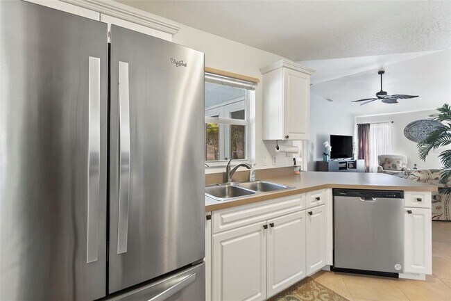 Building Photo - 1728 Kadashow Ave