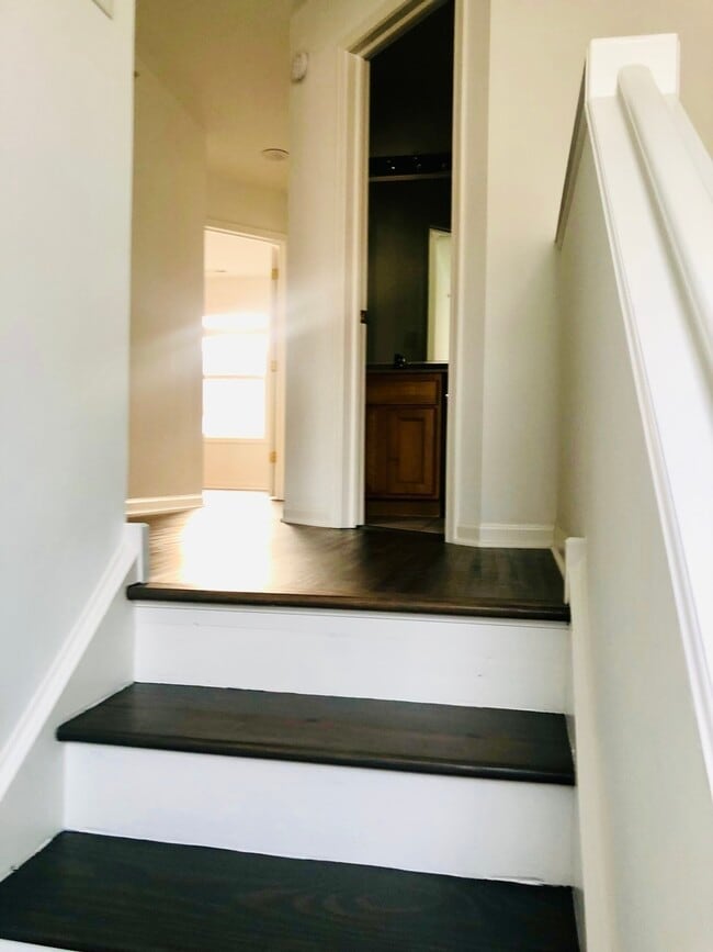 Building Photo - 164 Rosehall Dr