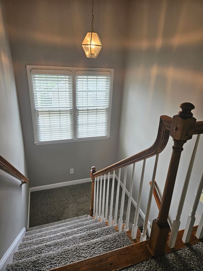 Building Photo - 4 Bedroom, 2.5 Bath Home Located in the Es...