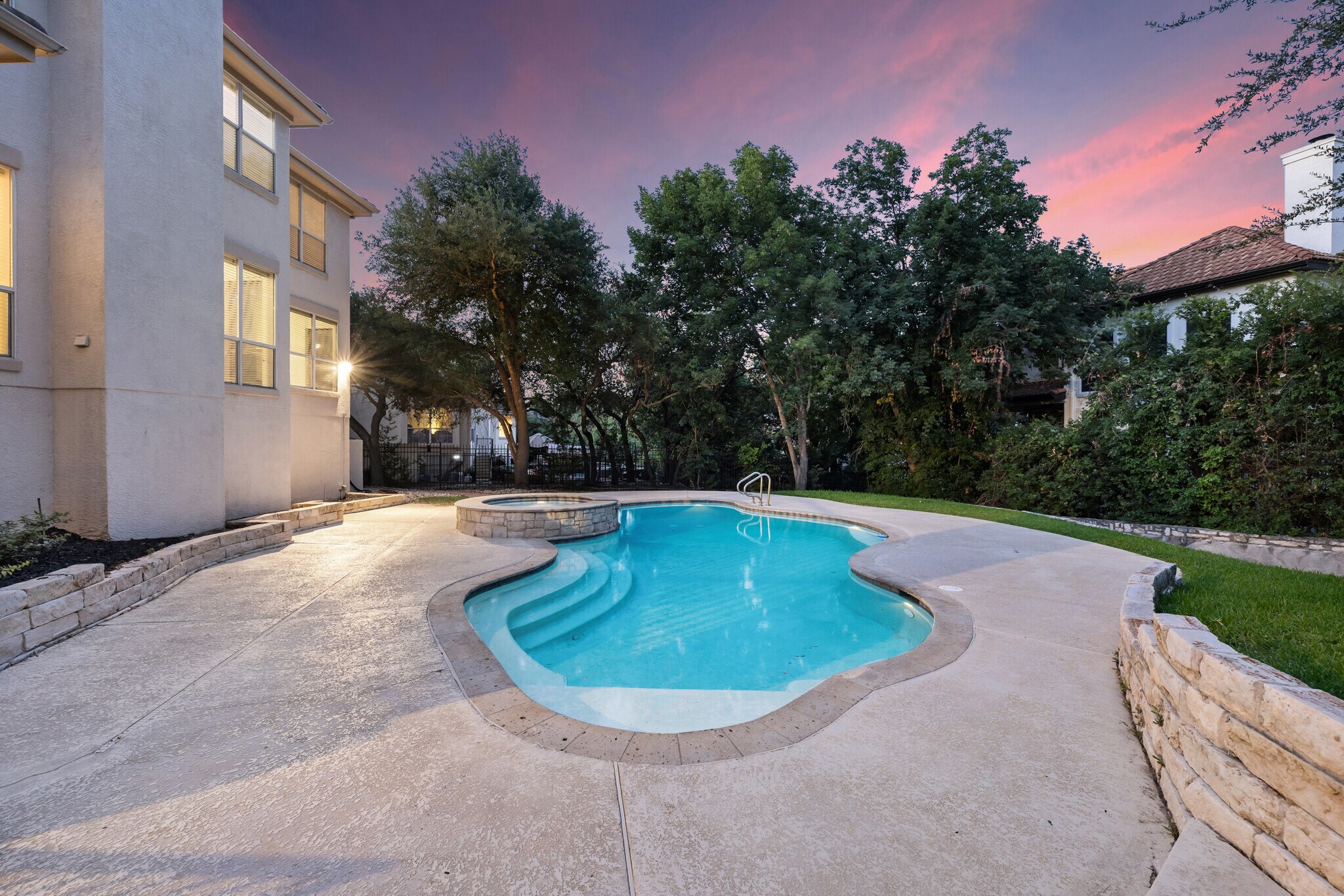 Building Photo - 402 Luna Vista Dr