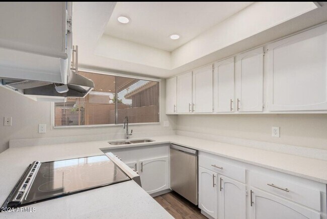 Building Photo - Spacious 4BR Townhome in Phoenix