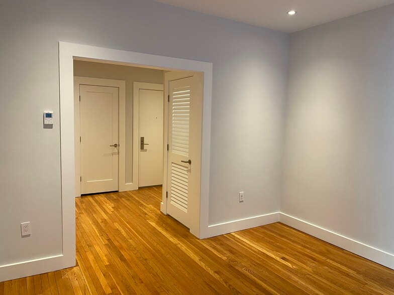 Building Photo - 18 Forest St