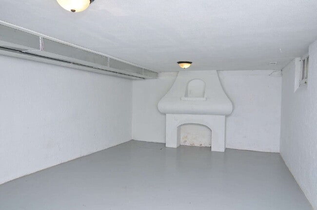 Building Photo - Spacious 3-Bed Duplex with Garage and 2 bathrooms in Minneapolis!