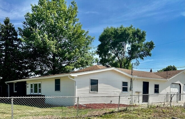 Building Photo - Charming Completely Remodeled Home!
