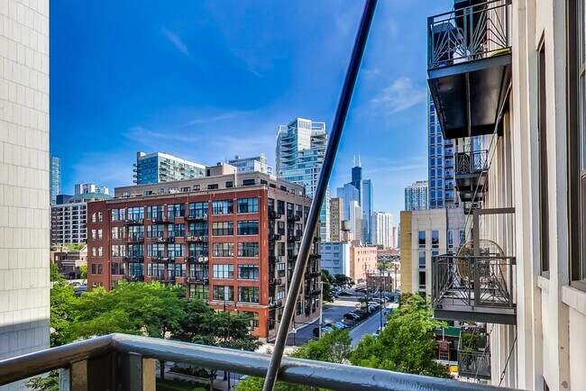 Building Photo - 758 N Larrabee St