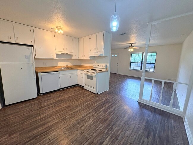 Building Photo - 1543 Coombs Dr