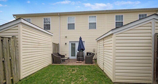 Building Photo - Exceptionally maintained townhouse in Fred...