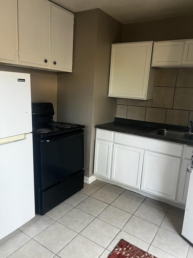 Building Photo - 2710 E 3rd St