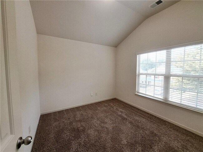 Building Photo - 867 Pine Ln