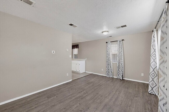 Building Photo - Historic Bungalow House 2/bd 1/ba 730/sf