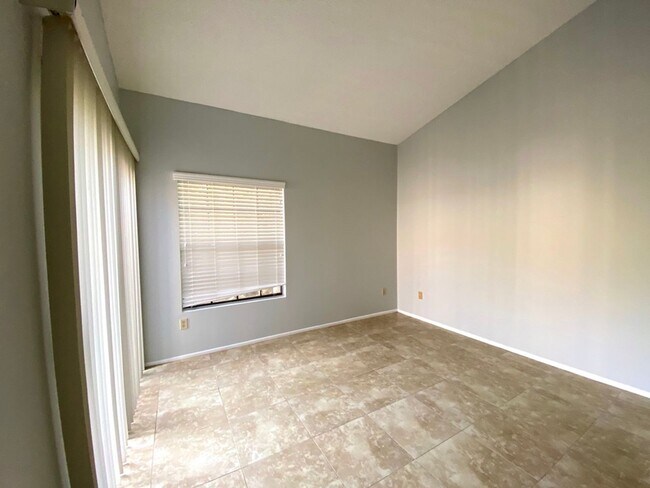 Building Photo - Woodlake Gated Condo Community 2 BD for Le...