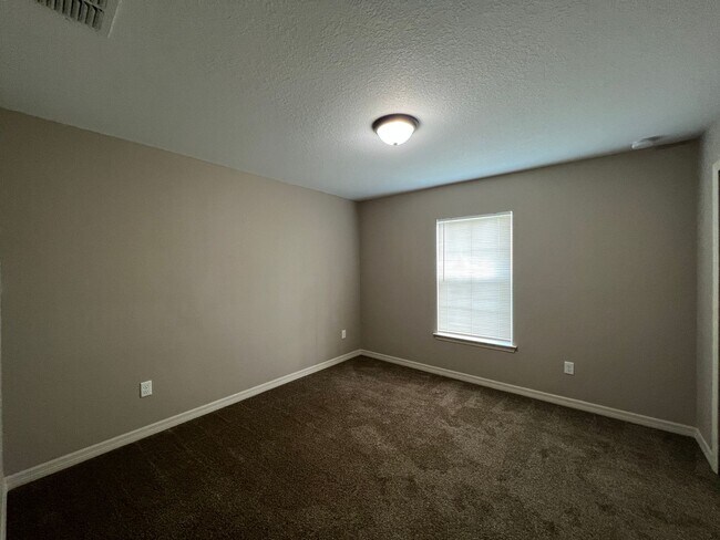Building Photo - Charming 3 Bedroom 2 Bathroom Home in Ocala!!