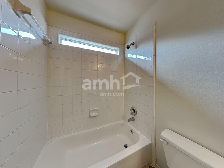 Building Photo - 2026 Wellington Pt