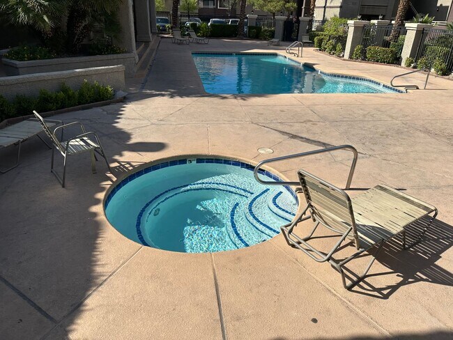 Building Photo - SW!! 2 Bedroom Condo!! 1st Floor!! Newly r...