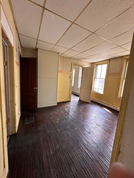 Building Photo - 917 Lake St
