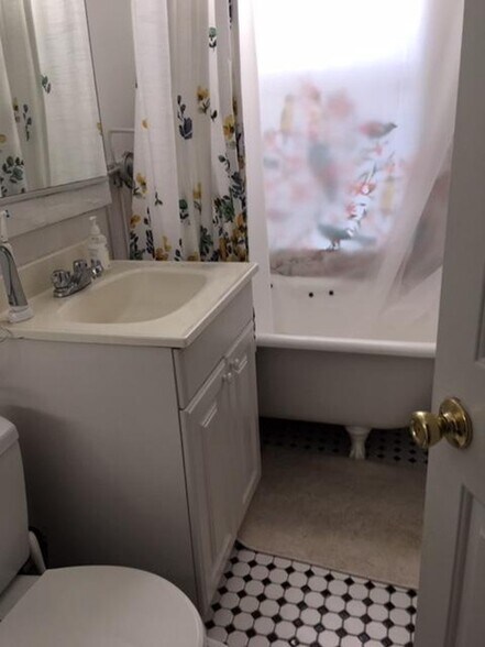 Building Photo - 67 Park Dr