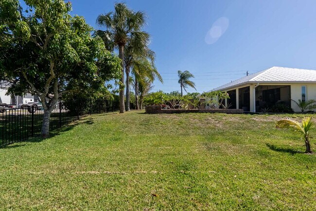 Building Photo - "Spacious 3-Bed Sanctuary with 3.5 Baths in Charming Port Charlotte!"